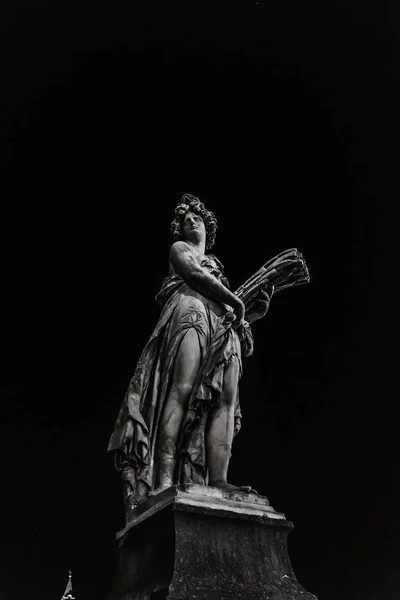 Escultura Pedra Uma Menina Ponte Santa Trinita Florença Itália Setembro — Fotografia de Stock