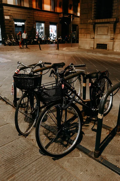 Пара Старых Черных Припаркованных Велосипедов Вечернее Времяпрепровождение Италия Сентября 2018 — стоковое фото