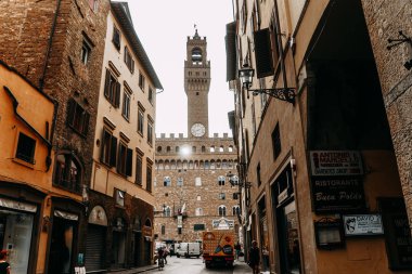 Palazzo Vecchio hangi şehir belediyesi bulunmaktadır. Floransa Cumhuriyeti ve Toskana Dükalığı hükümdarları yüzyıllardır burada oturdular | Floransa, İtalya - 14 Eylül 2018. 
