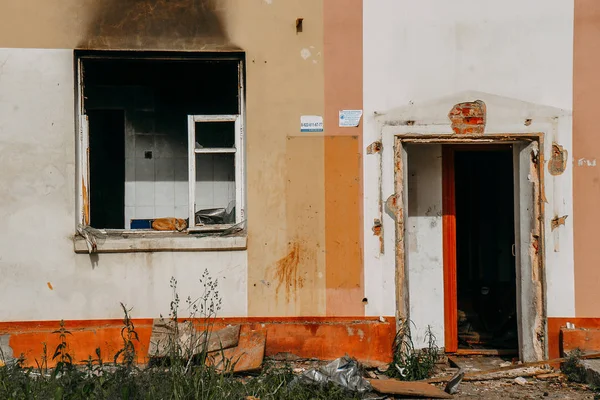 Sokakta yaşayan ve herhangi bir terk edilmiş evde uyur Turuncu kedi | Yekaterinburg, Rusya - 14.06.2019.