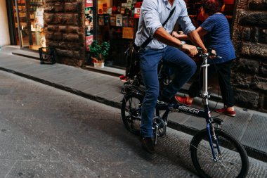 Bir kişi Floransa sokaklarında bisiklet sürmek, alternatif bir çevre dostu araç | Floransa, İtalya - 14 Eylül 2018. 