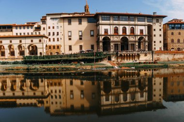 Güneşli bir günde Floransa'da Arno nehri kıyısında yansıması Müze binası | Floransa, İtalya - 14 Eylül 2018.