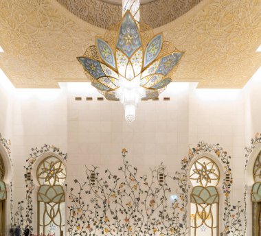 Abu Dabi, BAE - 17 Kasım: Abu Dabi 'deki Şeyh Zayed Büyük Camii' nin muhteşem iç mekanı. BAE 'nin en büyük camii ve dünyanın en büyük sekizinci camii..