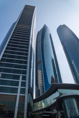 ABU DHABI, BAE - 18 Kasım: Etihad Towers binaları Abu Dabi, BAE. 74 katlı beş kule, Abu Dabi 'deki en yüksek üçüncü bina..