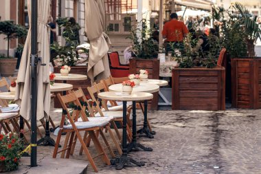 güzel Cafe Teras küçük antika tablolar ve ahşap sandalye ve tesisleri, Avrupa şehir sokak restoranda modern dış. Eski Şehir food court