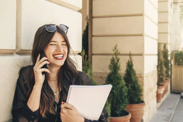 Hermosa Mujer Elegante Sonriendo Hablando Teléfono Inteligente Celebración Revista —  Fotos de Stock