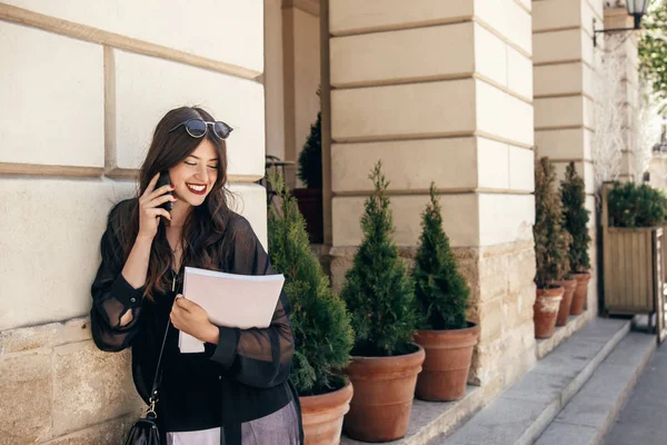 Ευτυχισμένος Hipster Κορίτσι Φορώντας Μοντέρνο Ντύσιμο Μιλώντας Στο Smartphone Περπάτημα — Φωτογραφία Αρχείου