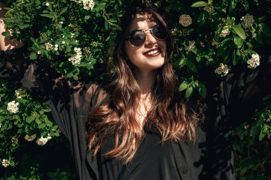 yeşil bahçe çiçek zevk güneş gözlüğü boho kadın portresi