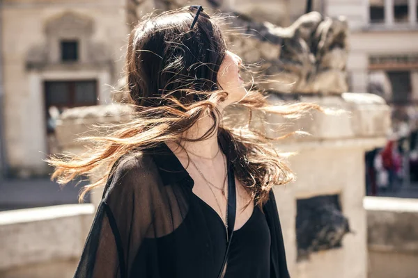 Glücklich Stylische Frau Mit Wehenden Haaren Sonnenlicht Der Alten Europäischen — Stockfoto