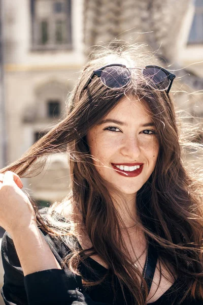 화려한 미소와 머리와 여자의 아름다움 초상화 — 스톡 사진