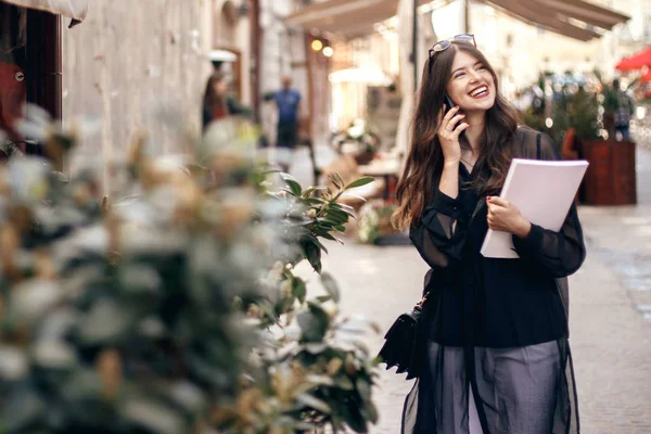 Όμορφη Κομψή Γυναίκα Μιλάμε Στο Τηλέφωνο Και Κρατώντας Περιοδικό Περπάτημα — Φωτογραφία Αρχείου