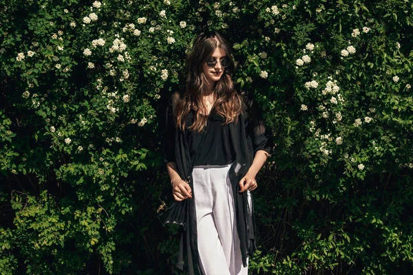 Élégant Jeune Femme Lunettes Soleil Souriant Debout Sur Fond Buissons — Photo