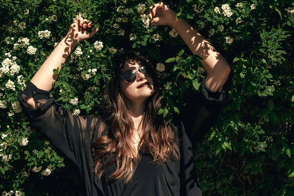 Portrait Boho Woman Sunglasses Enjoying Flowers Green Garden — Stock Photo, Image