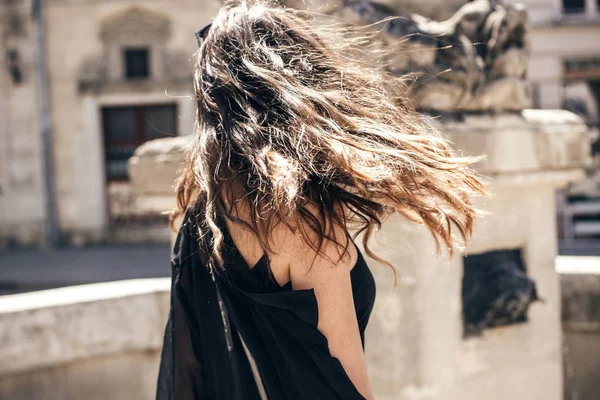 Счастливая Стильная Женщина Волосами Солнце Старой Европейской Городской Улице — стоковое фото