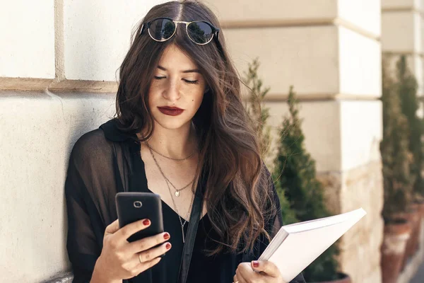Beautiful Stylish Woman Using Phone Holding Magazine City Street — Stock Photo, Image