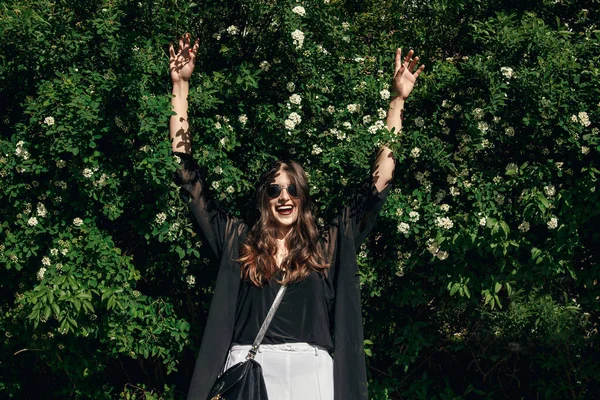 Mujer Boho Con Gafas Sol Traje Moda Sonriendo Disfrutando Del — Foto de Stock