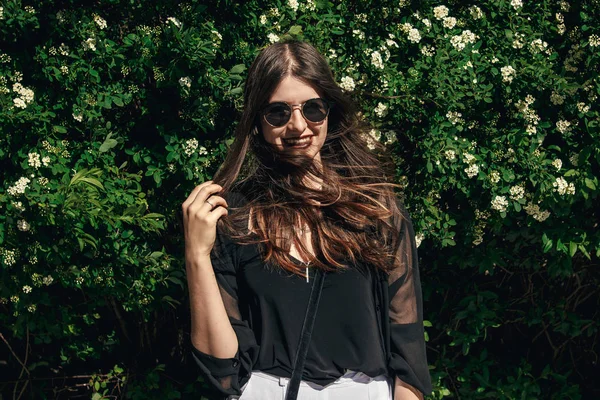 Mujer Boho Vistiendo Gafas Sol Traje Moda Sonriendo Jardín Verde — Foto de Stock