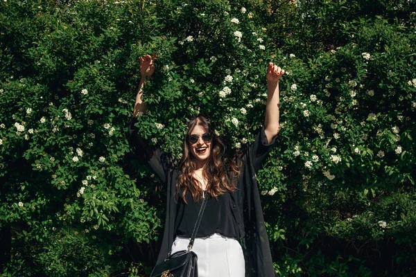 Boho Mulher Com Óculos Sol Roupa Elegante Sorrindo Desfrutando Dia — Fotografia de Stock