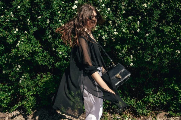 Bela Elegante Hipster Girl Com Cabelo Bonito Divertindo Arbustos Florais — Fotografia de Stock