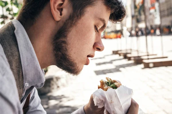 Красивый Парень Кусает Пробует Вкусный Бутерброд Круассаном — стоковое фото