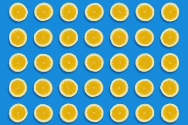 limon desen. mavi Kağıt arka plan sarı limon dilimleri, trendy düz yatıyordu. Yaz konsepti