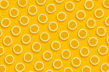 limon desen. Sarı Kağıt arka plan sarı limon dilimleri, trendy düz yatıyordu. Yaz konsepti