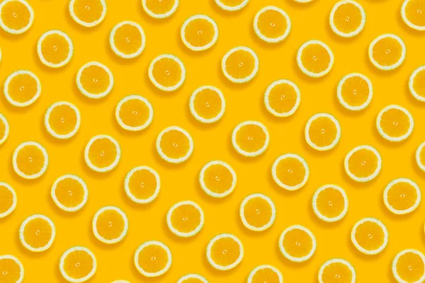 Лимонний Візерунок Жовті Скибочки Лимонів Жовтому Паперовому Фоні Модний Плоский — стокове фото