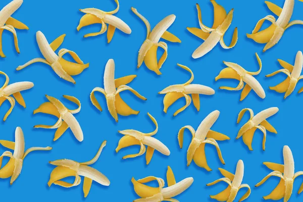 Padrão Banana Bananas Amarelas Abertas Fundo Papel Azul Deitado Moda — Fotografia de Stock