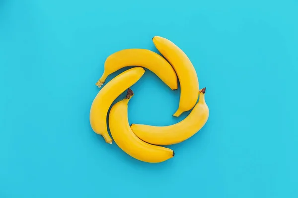 Bananas Amarelas Círculo Sobre Papel Azul Moderno Fundo Flat Lay — Fotografia de Stock