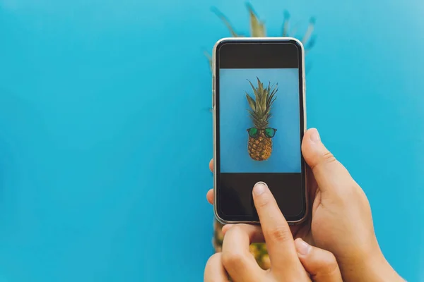 Instagram Blogging Workshop Konzept Hände Halten Handy Und Fotografieren Ananas — Stockfoto