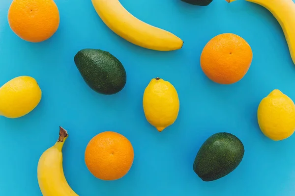 バナナ オレンジ レモン アボカド ブルー フラット トレンディな用紙の背景を置きます 夏マルチ フルーツのコンセプトは カラフルなパターン — ストック写真