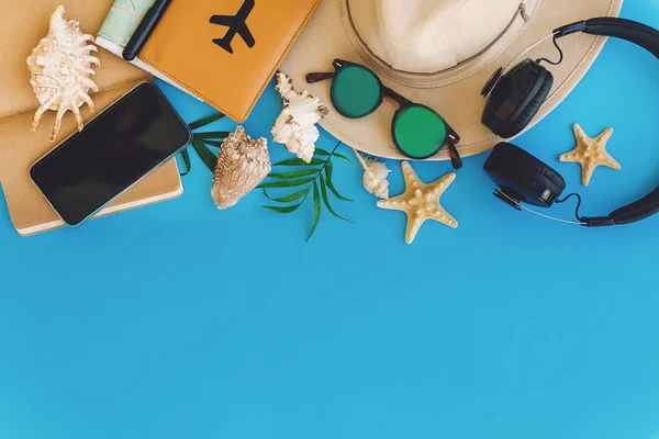 Die Planung Der Sommerferienwohnung Lag Stylisches Schwarzes Telefon Reisepass Sonnenbrille — Stockfoto