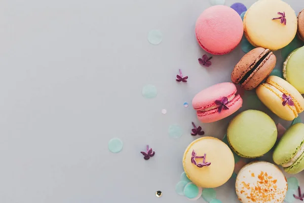 Deliziosi Amaretti Colorati Carta Grigia Pastello Alla Moda Con Fiori — Foto Stock