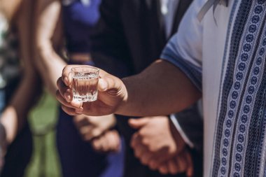 İnsanlar votka votka içme ve yeni evli çift kavramı kızartma düğün konuklar kutlama eller closeup sırasında içme