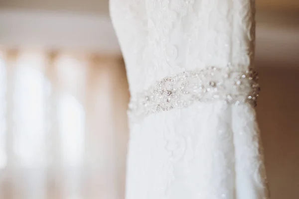 Nahaufnahme Des Modischen Weißen Hochzeitskleides Auf Einem Kleiderbügel Hotelzimmer Konzept — Stockfoto
