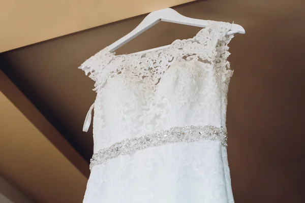 Nahaufnahme Des Modischen Weißen Hochzeitskleides Auf Einem Kleiderbügel Hotelzimmer Konzept — Stockfoto