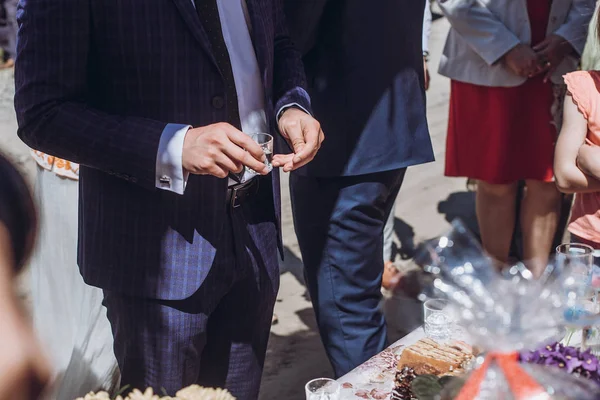 人们在庆祝的手喝伏特加特写 婚礼客人喝伏特加酒和敬酒新婚夫妇的概念 — 图库照片