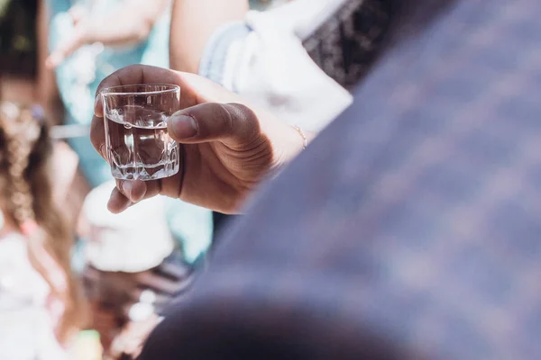 Man Håller Vodka Glaset Handen Och Grillas Bröllopsfest Utomhus Högtiden — Stockfoto