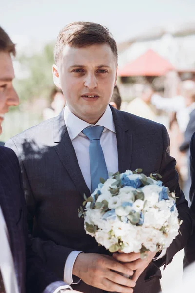 Bonito Noivo Terno Elegante Com Bouquet Casamento Andando Para Igreja — Fotografia de Stock