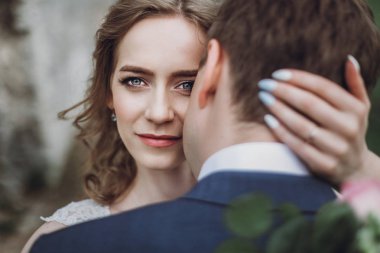 güzel güzel gelin ve damat öpüşme. sarılma ve eski kalede kucaklayan mutlu evlilik çift. mutlu romantik anlar. kaçış kavramı. şehvetli aşk. metin için yer