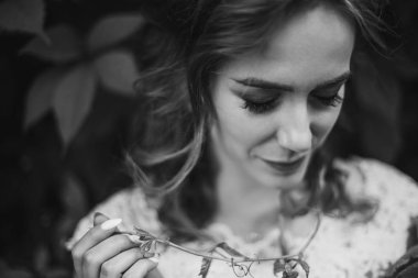 yeşil yaprakları portre ile güzel güzel gelin. kadın güzel doğa havada poz. mutlu evlilik çift eski kale poz. mutlu bir evlilik anlar. kaçış kavramı