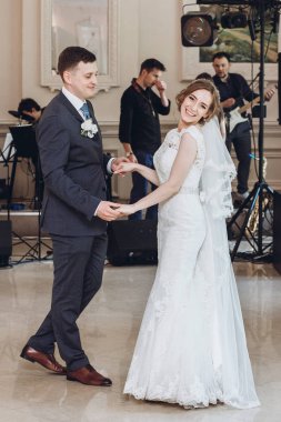 Romantik yeni evliler ilk lüks restoranda, tam uzunlukta dans