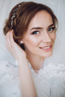 Yüz closeup muhteşem gelin makyaj ve peçe, güzel gelin portre düğünden önce sabah ile