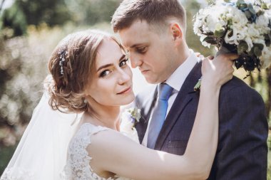 Mutlu damat sarılma muhteşem sarışın gelin kameraya, yeni evli çift portre seyir