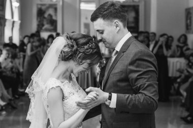 mutlu evlilik çift düğün restoranda dans. mutlu bir evlilik anlar, tek renkli