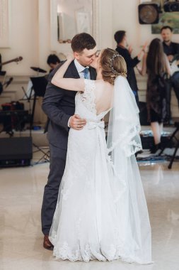 tam uzunlukta güzel gelin ve damat öpüşme restoranda ilk dans performans