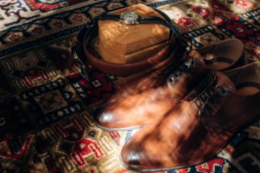 Vintage kahverengi deri ayakkabı zarif siyah izlemek ve deri üst yakınındaki closeup görüntülemek, düğün töreni kavramı için damat aksesuarları