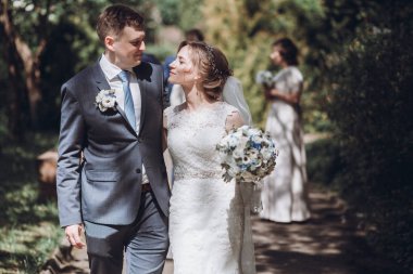 mutlu evlilik rahatlatıcı çift yeşil bahçe.