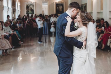 tam uzunlukta güzel gelin ve damat öpüşme restoranda ilk dans performans