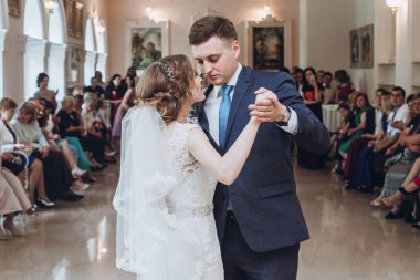 mutlu gelin ve damat otel salonunda, Resepsiyon, şu anda arka planda tezahürat konuklar düğün seksi dans